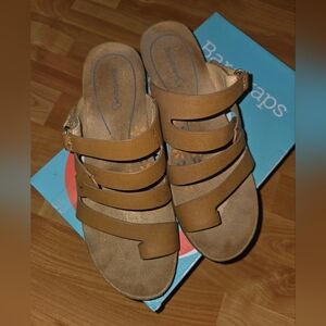 BareTraps Theanna Wedge Sandals 8 W Wide Strappy Caramel Brown Adjustable Close